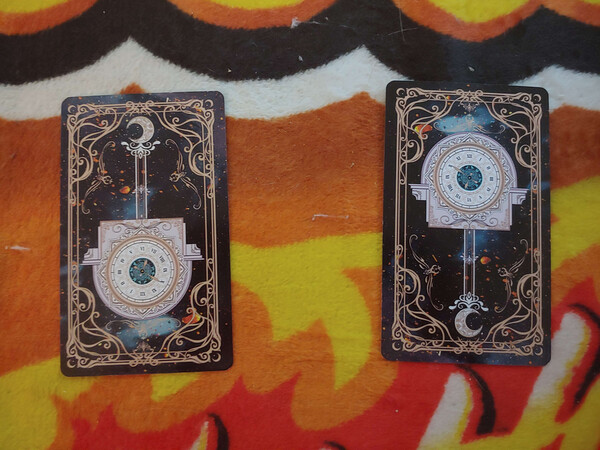 The card backs. You can tell which card is upright or reversed.